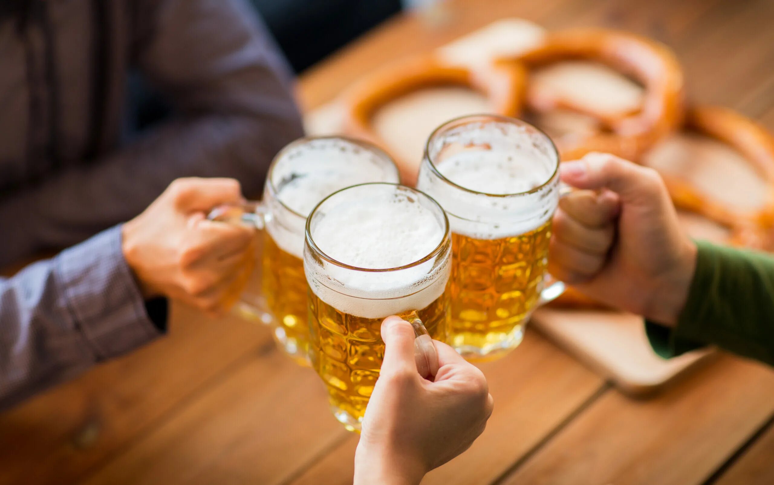 Пив уроку. Пиво в сауне чокаются. beer with friends.