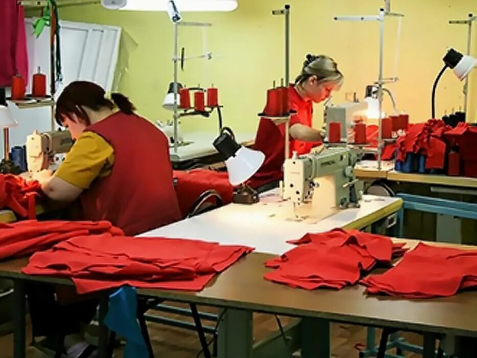 Фабрика по пошиву одежды. Швейный цех. Цех по пошиву спецодежды. Швейный цех производство одежды.