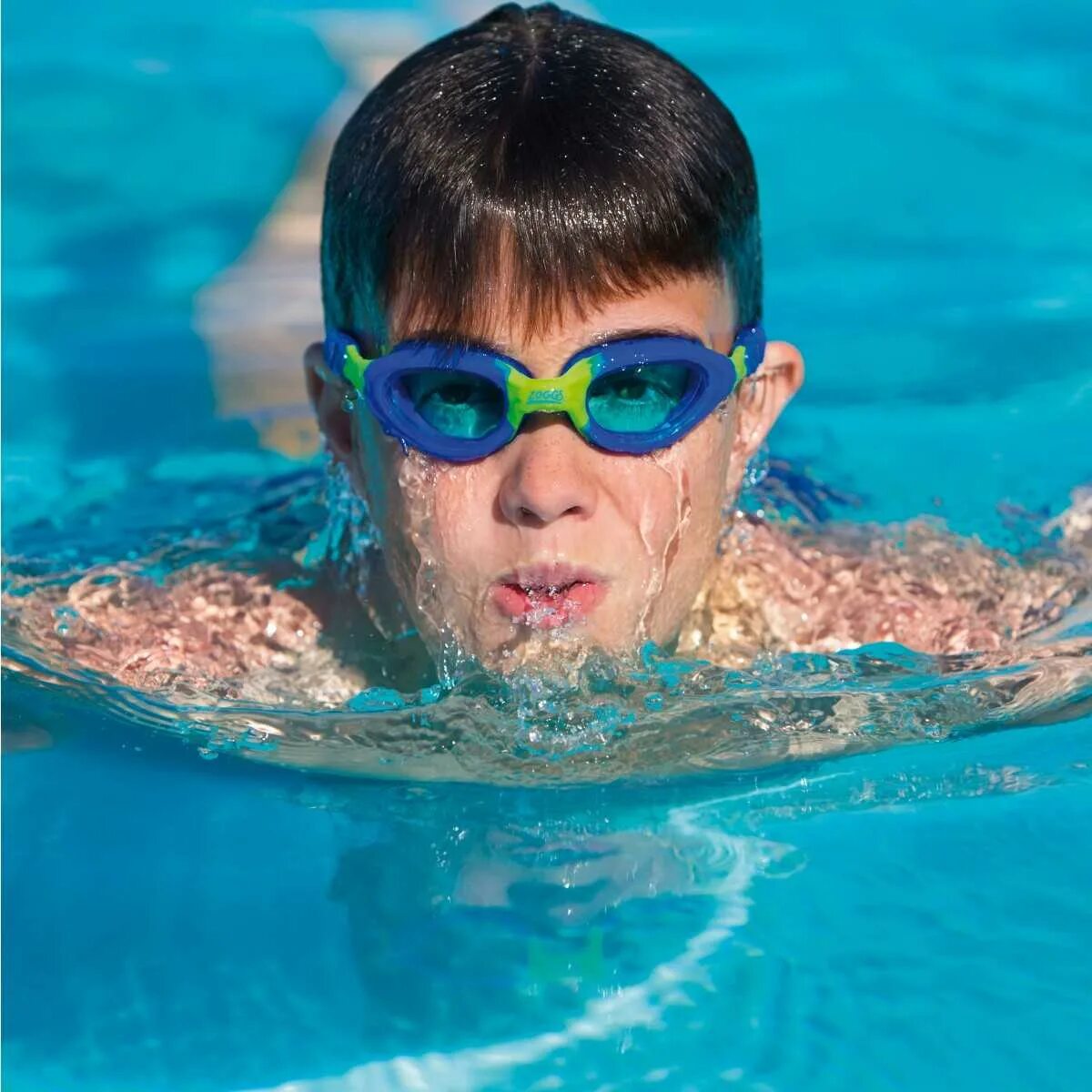 Очки для плавания в бассейне. В очках для плавания. Пловец в очках для плавания. Очки для плавания пловец.
