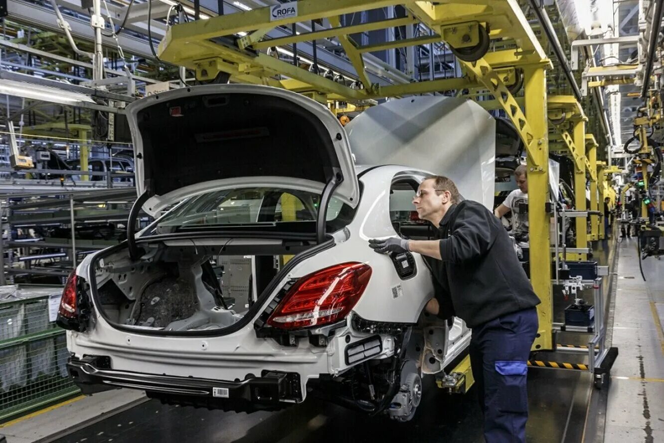 Мерседес китайской сборки. Daimler AG Mercedes-Benz. Завод Mercedes Benz в Германии. Автомобильный завод Мерседес в Германии. Автозавод Мерседес в Германии.