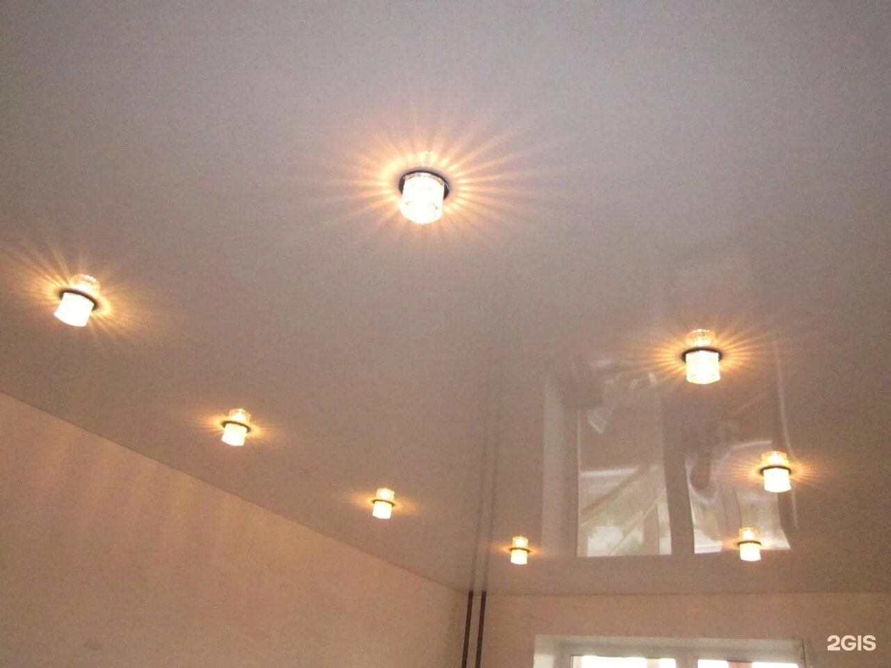 расположениесветильнтков на наиядном потолке. расположение светильников на потолке. расположение светильников на натяжном потолке. потолок с лампочками. расположение лампочек на натяжном потолке.