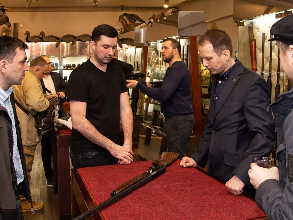 Магазин для охотников в санкт петербурге. Премиум магазин оружия. Охотник на онежской оружейный магазин. Премиум магазин оружия. Марко поло оружейный магазин бишкек оружие.