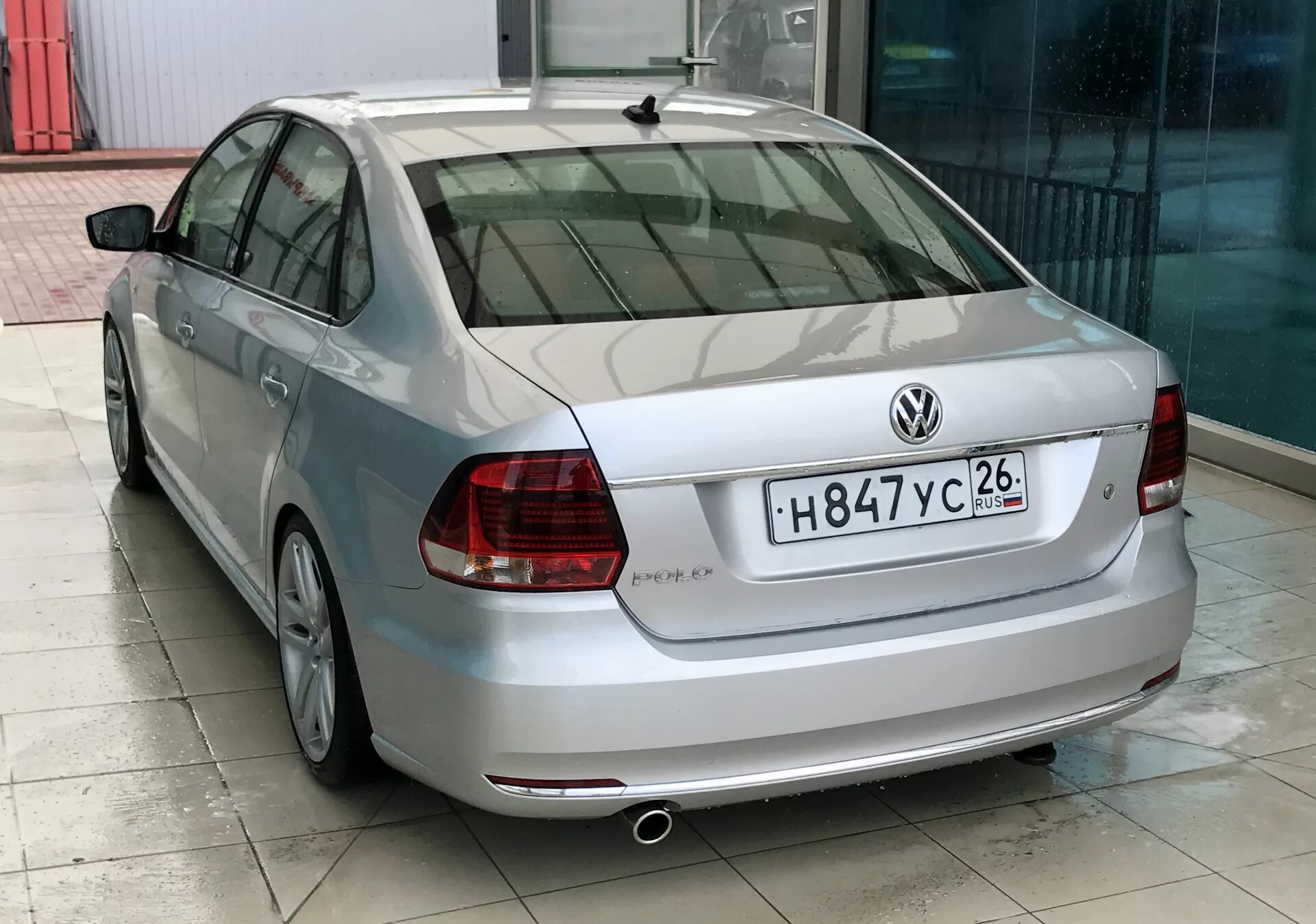 Купить поло седан левая задняя. 6ru853955a 2zz. Polo sedan Rear. Volkswagen Polo задняя часть. 6ru853955a.