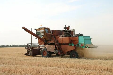 Зерноуборочный комбайн нива
