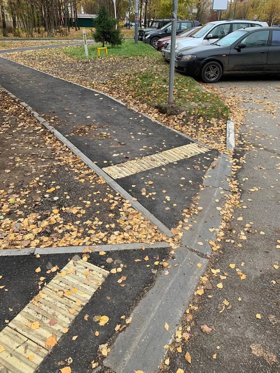 Монолитная бетонная дорожка. Гравий для дорожек. Бордюр для гравийной дорожки. Бюджетный ремонт тротуаров. Пешеходный тротуар севастополь.