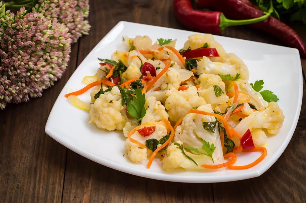 Салат с цветной капустой и морковью. Корейские салаты цветная капуста. Цветная капуста с морковью. Цветная капуста с морковью по-корейски. Капуста по корейски.