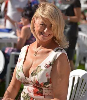 Vollbusige englische GILF geht voll ab (129 fotos) 