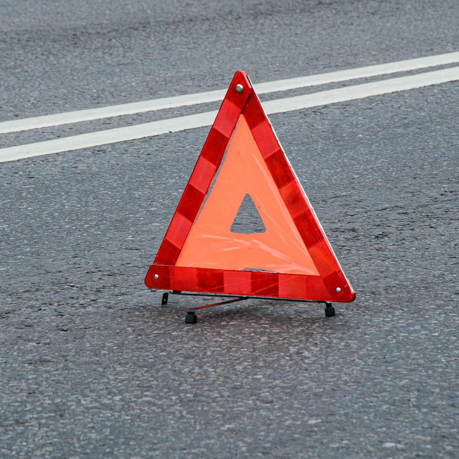 Дтп треугольник на дороге. Дтп аварийный знак. Красный треугольник на дороге. Красный треугольник на дороге. Знак аварийной остановки на дороге.