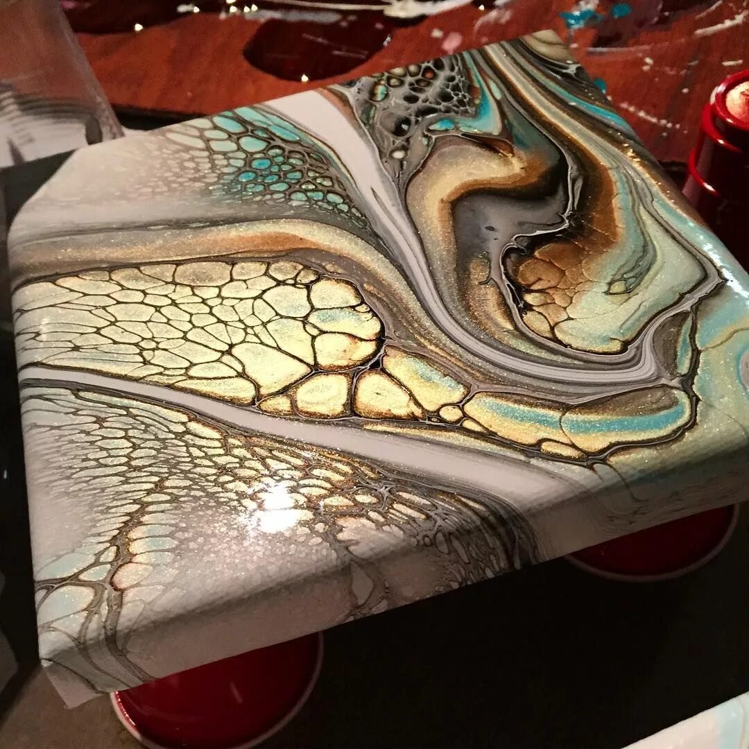 Эпоксидная смола разводы. Рисование флюид арт смолой. Resin art техника рисование эпоксидной смолой. Диптих эпоксидная смола. Картины из эпоксидной смолы.