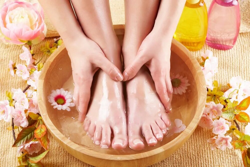 Foot bathing. Парафинотерапия для ног. Парафинотерапия для рук и ног. Ванночка для ног. Парафиновые ванночки для ног.