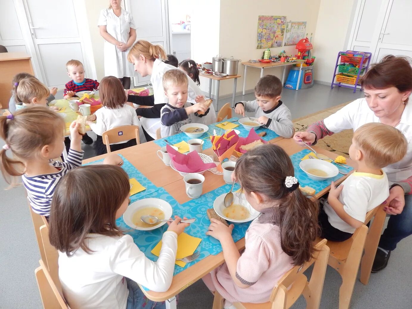 организация питания детей в образовательных учреждениях. обед детей в детском саду. дошкольное учреждение питание. основные принципы организации питания в детском саду. питание в детских садах.