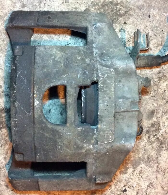 Bmw f20 передний левый суппорт. Ae91 суппорта. Кожух суппорта. Vag 4f0 615 123. Скоба суппорта бмв е30.