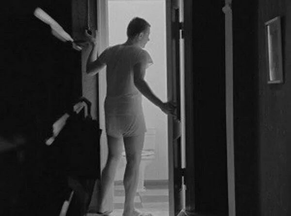 Я ночью встаю в туалет. Ночное вставание в туалет. поход в туалет ночью.