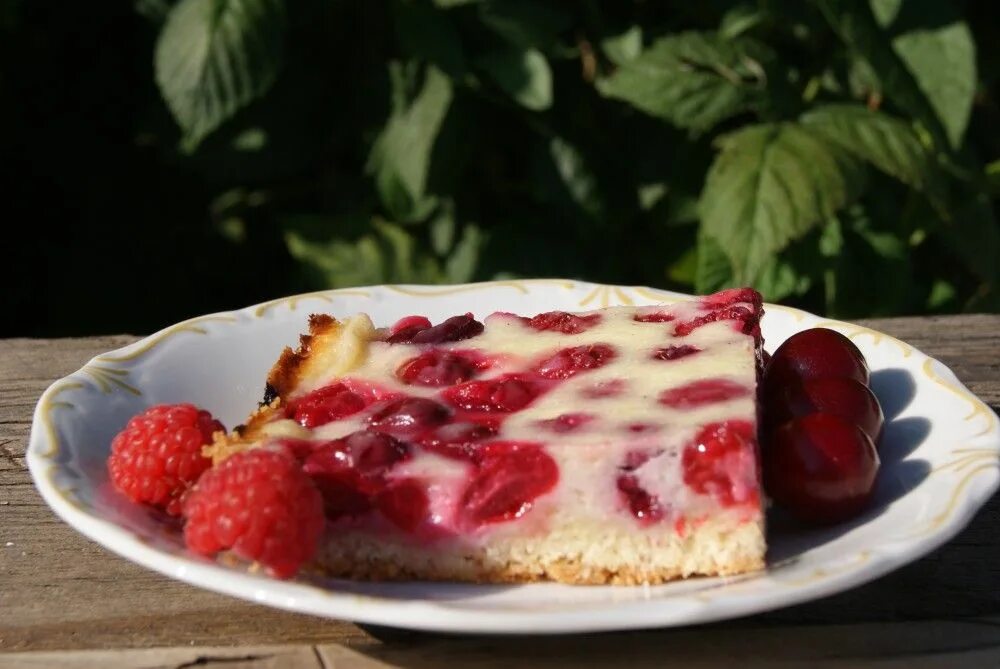 Сметанный с малиной. Цветаевский малиновый пирог с заливкой. Шарлотка с малиной и творогом. Торт сметанный с малиной вкусвилл. Торт сметанный с малиной айс вкусвилл.