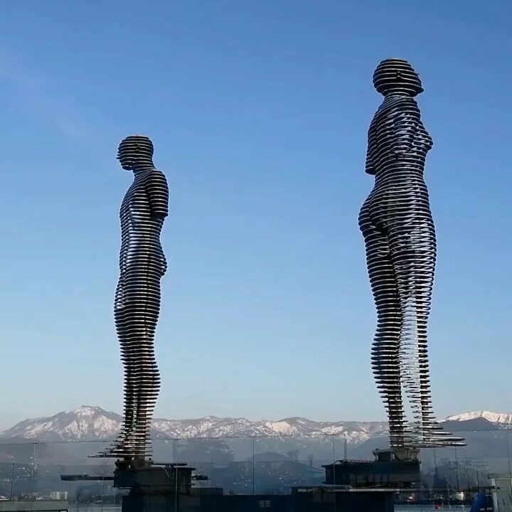 Памятник нино. Батуми статуя Нино. Батуми Грузия статуя любви.