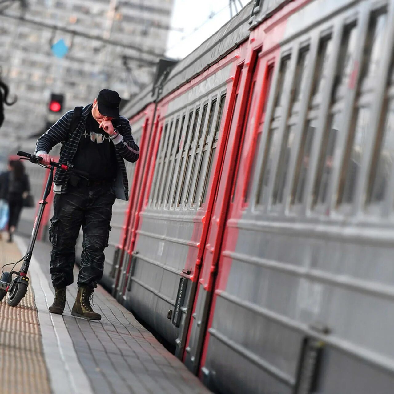 Поезд 23 апреля. Человека зажало между платформой и поездом. Двери электрички. Савеловская станция преступность. Держат двери в электричке.