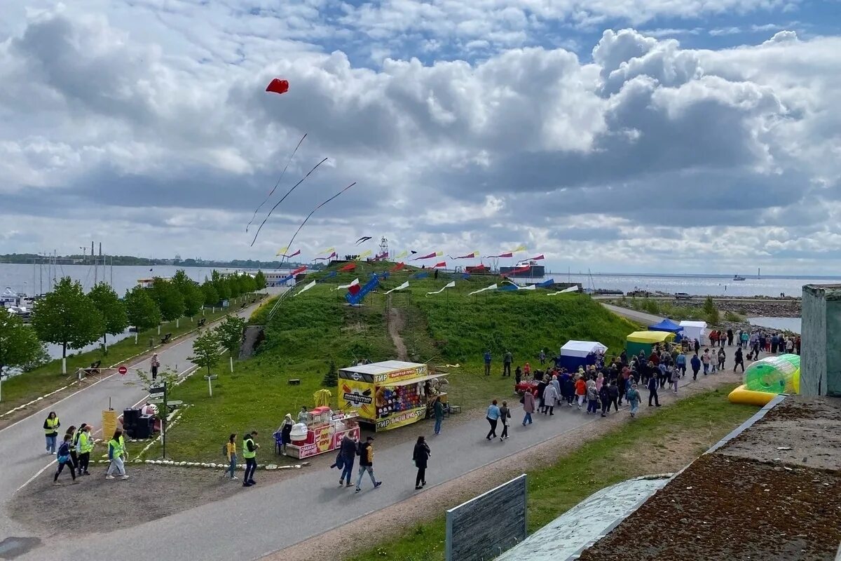 Погода на змейке. Фестиваль воздушных змеев в Кронштадте 2022. Фестиваль змеев Кронштадт. Фестиваль воздушных змеев в Кронштадте 2023. Фестиваль воздушных змеев в Царицыно 2023.