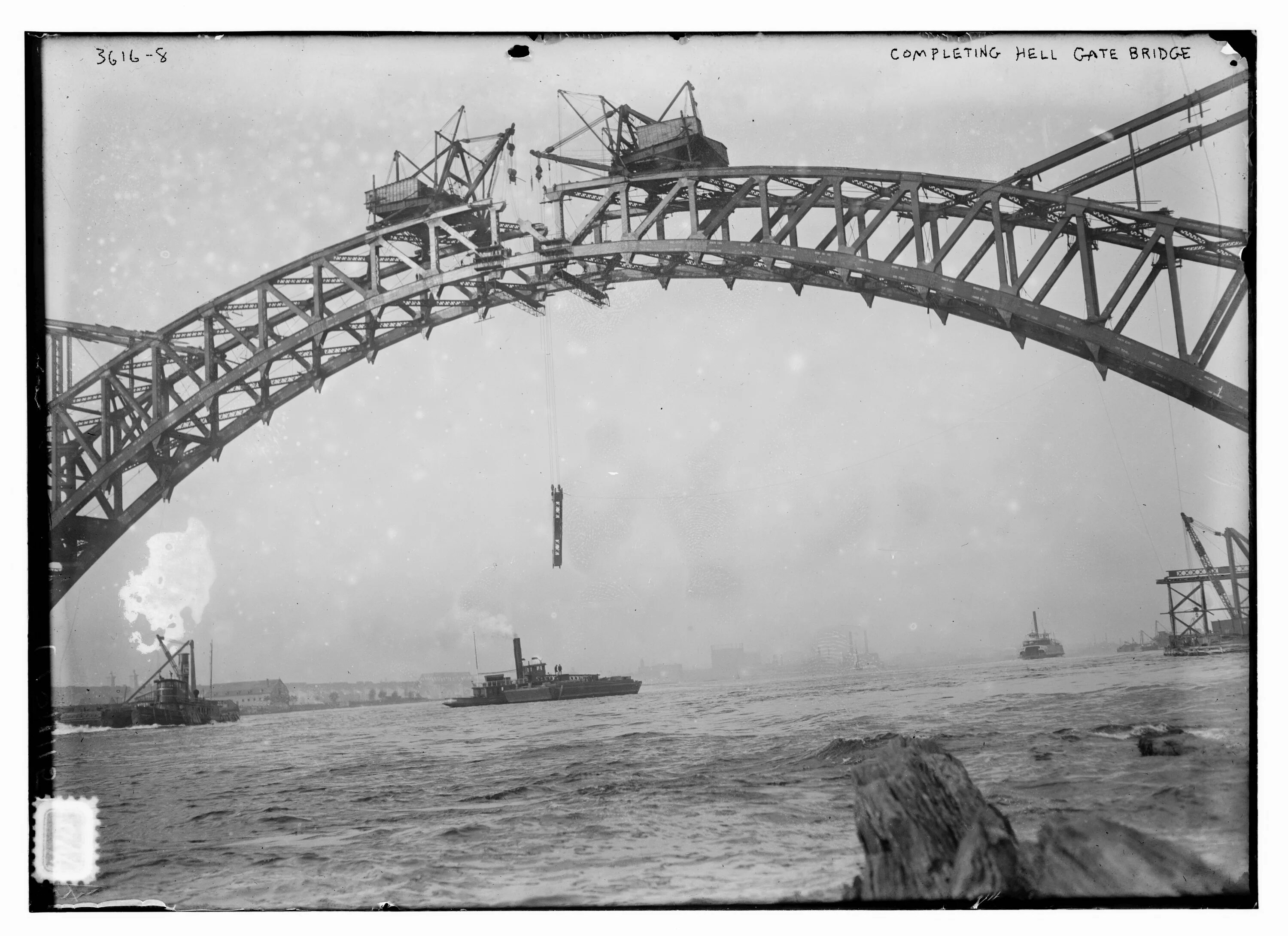 Чкалов под каким мостом. Hellgate bridge new york. холл-гейтский арочный мост. пролив хелл-гейт. самолет пролетает над мостом золотые ворота.