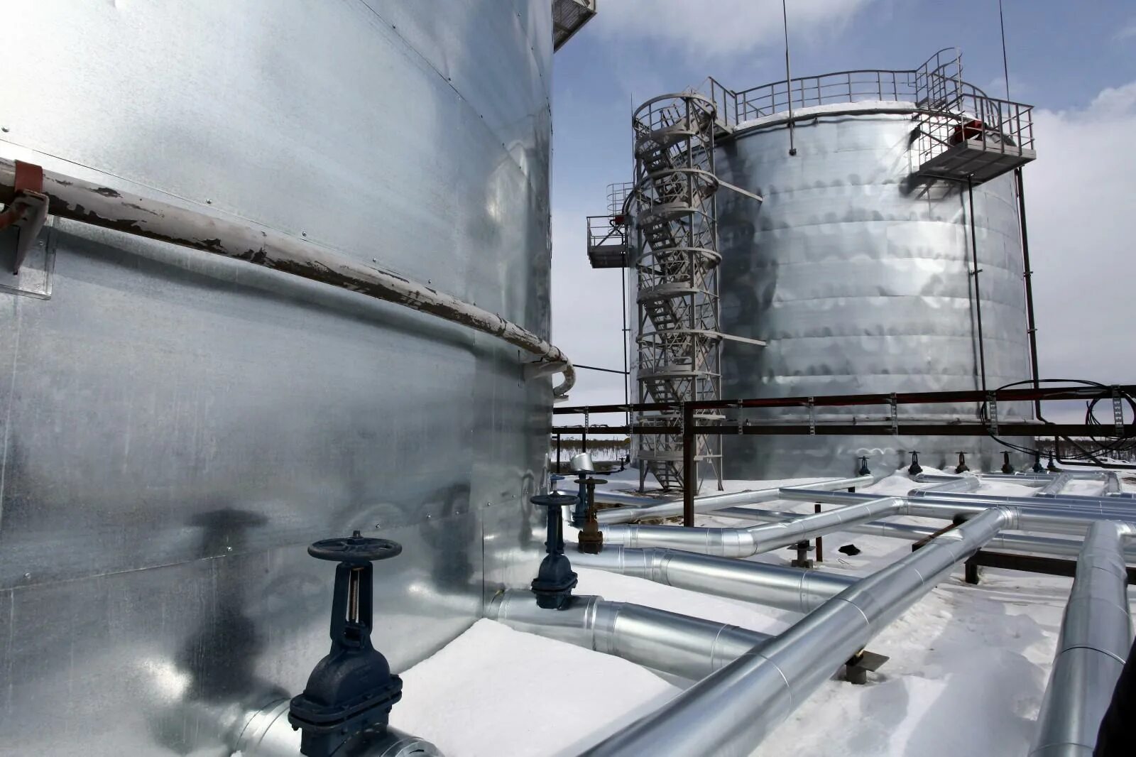 Омский нпз изомалк 4. Омский нпз нефтеперерабатывающий завод стройка. Слив и налив нефти в автомобильные цистерны. Влагомер сикн. Железнодорожная эстакада слива нефтепродуктов роснефть.