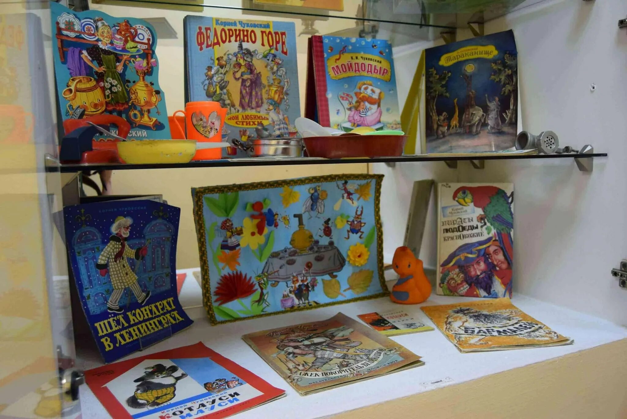 К 140 летию чуковского. Книжная выставка чуковского корнея чуковского. Выставка книг чуковского для детей. К 140 летию чуковского. Книжная выставка чуковского корнея чуковского.