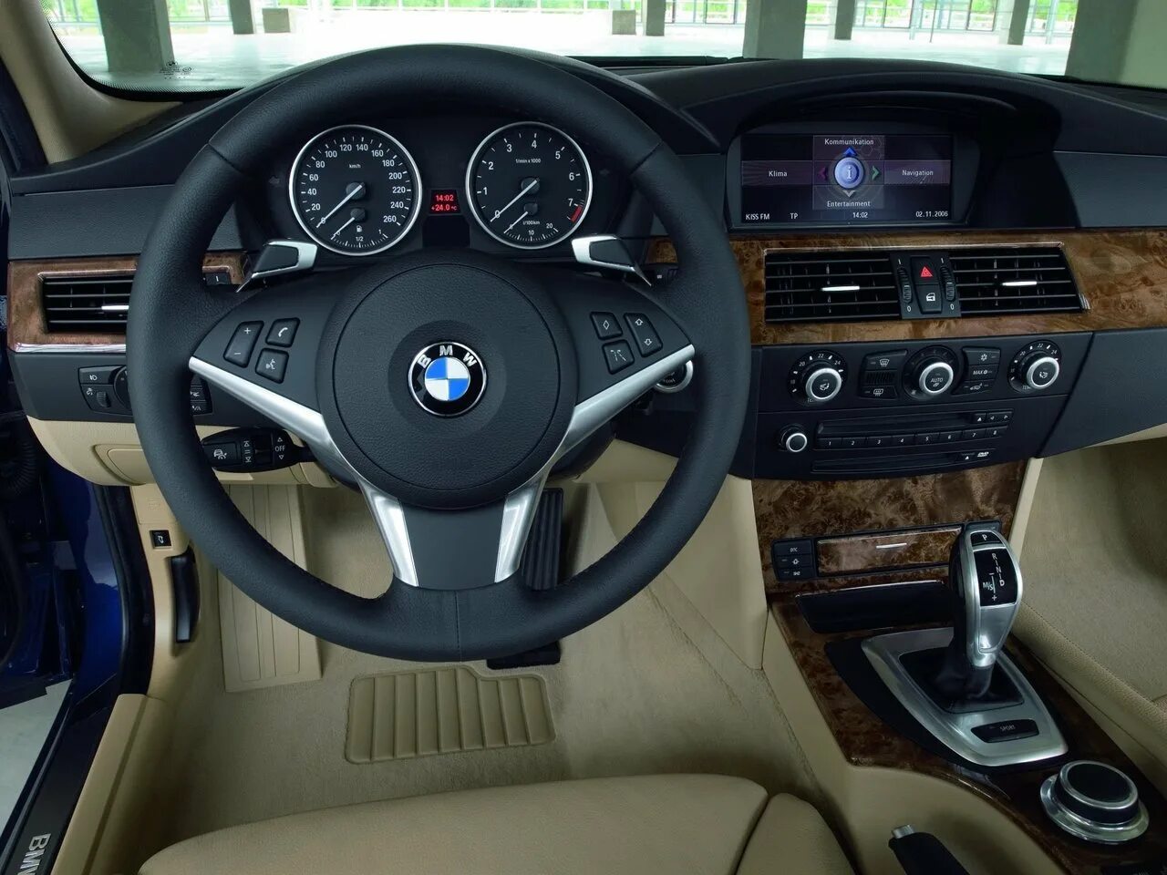 Бмв е60 2006. BMW 530 e60 салон. BMW e60 530i. BMW 5 e60 530d. BMW 5-Series e61, e60.