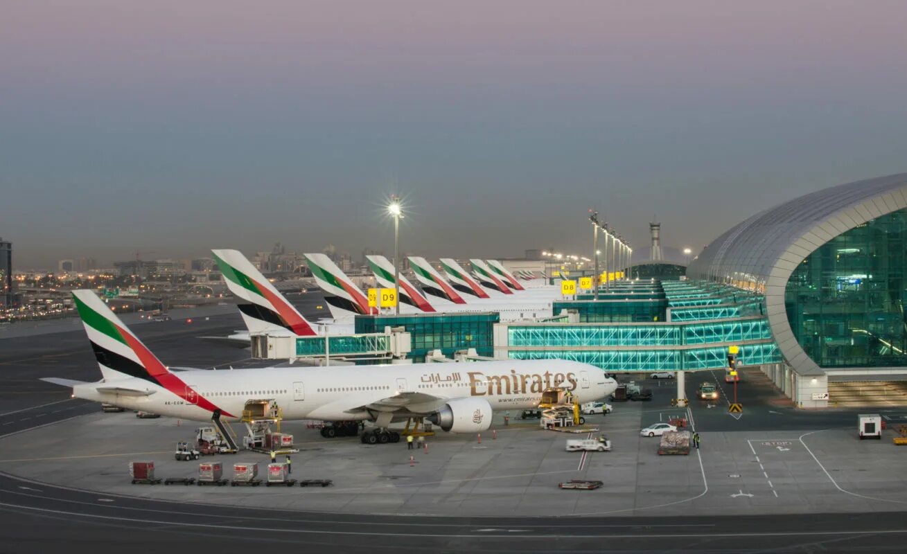 Арабские эмираты аэропорты международные. Международный аэропорт Дубай (ОАЭ). Аэропорт Эмирейтс в Дубае. Дубай Интернациональный аэропорт. Аэропорт в ОАЭ DXB.