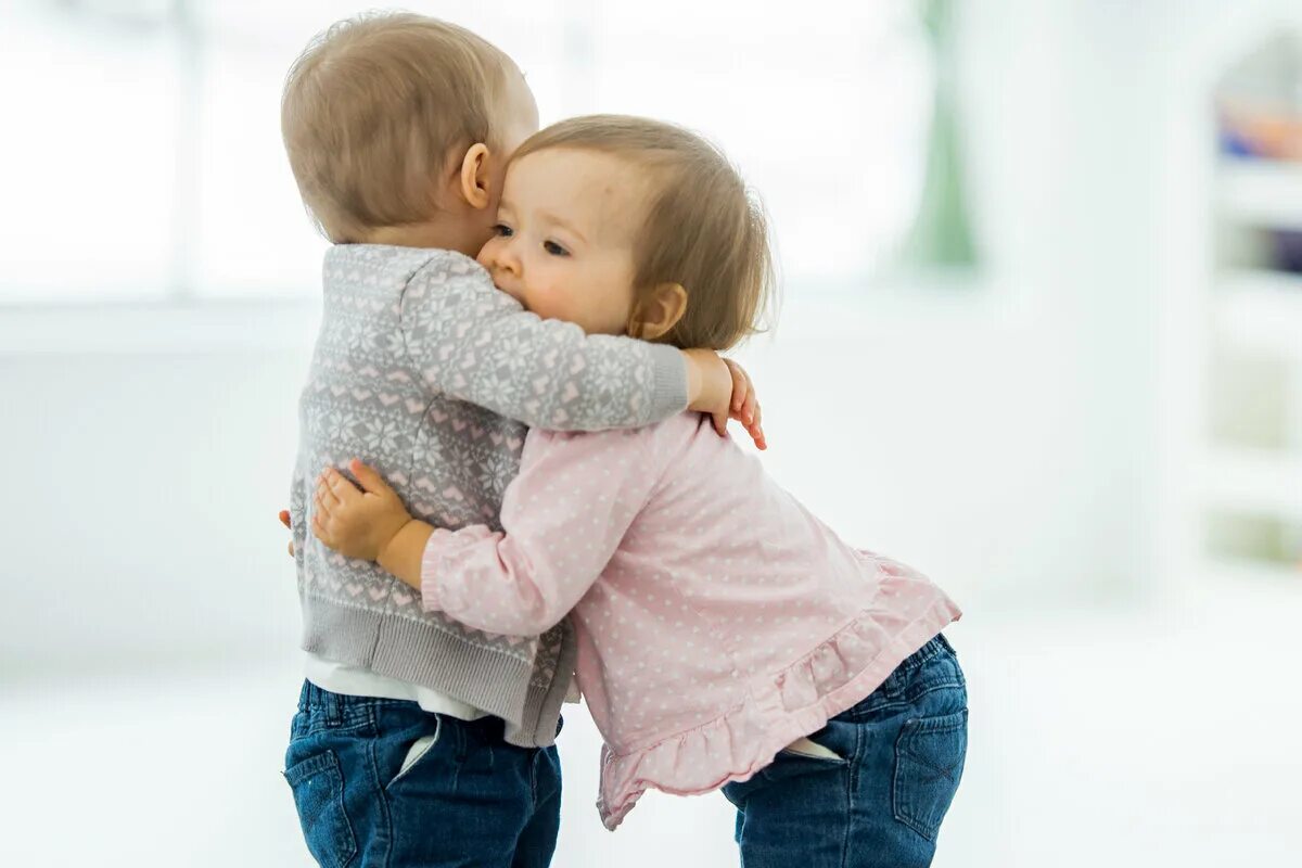 Hug me kiddies. Мама обнимает дочку. Kids hug. Дети обнимают друг друга. Объятия дети.