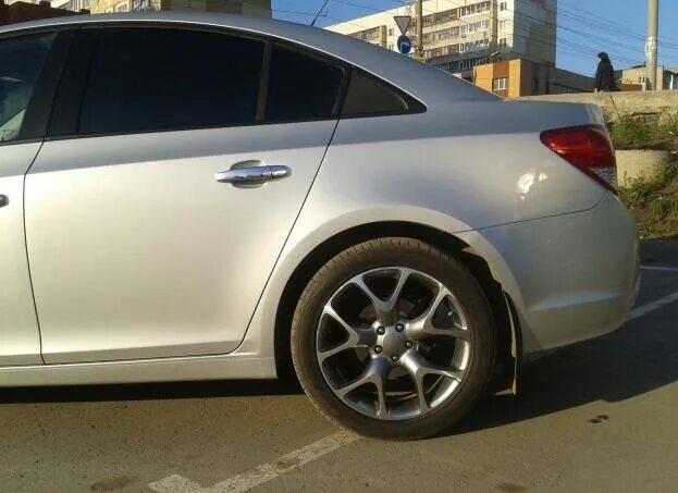 Сколько стоит резина 18 радиус. Cruze 215 50 r18. 225/50 R18 Шевроле Круз. Cruze 225 45 r18. Колеса 225 45 18 Chevrolet Cruze.