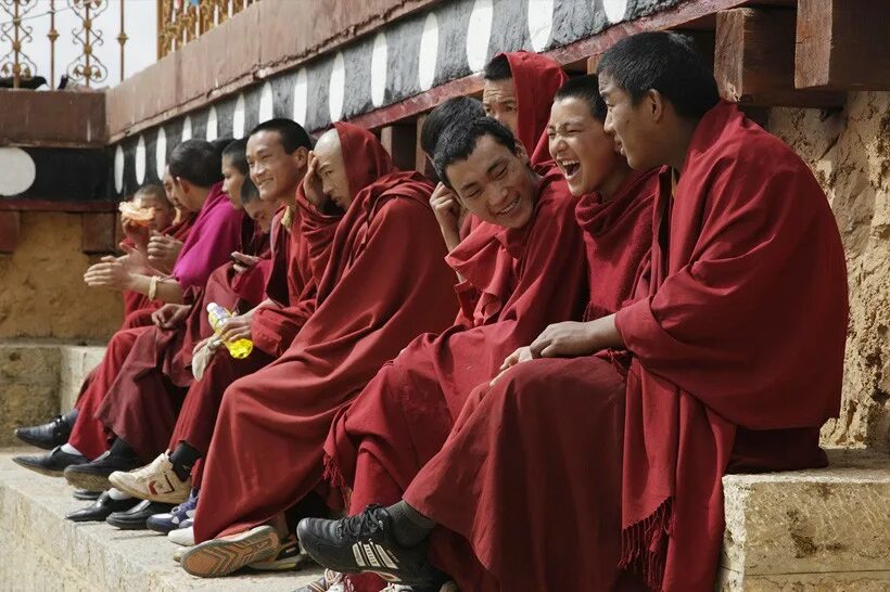 Тибет монахи. Буддист смеется. Тибетские молодые монахи. Тибетцы монахи.