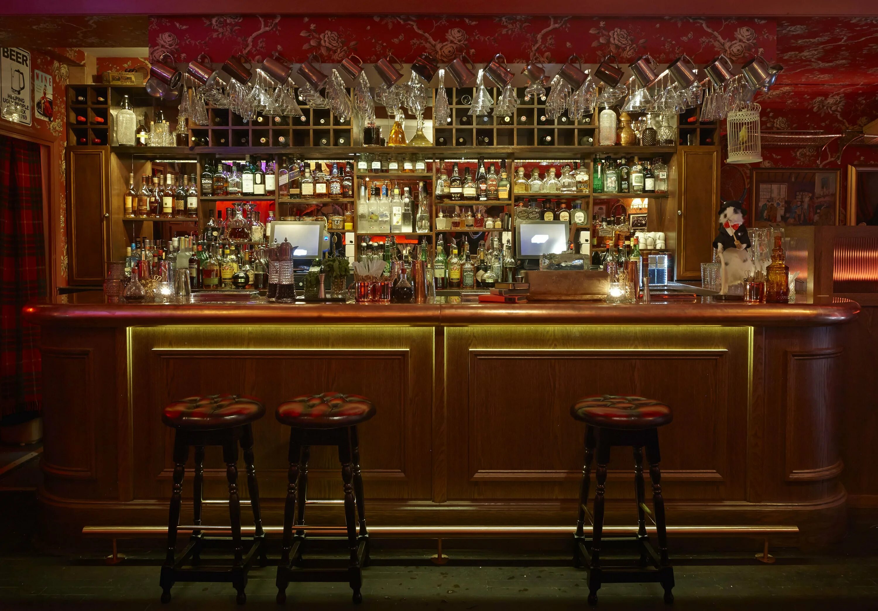 Барная стойка в пабе. Барная стойка для фотошопа в баре. Красивый бар. Бар бар бес. Сыто пьяно, москва, тверская улица.