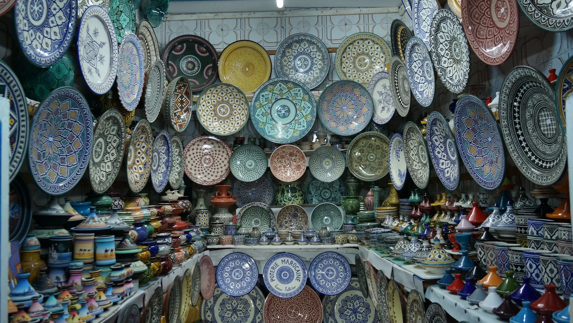 Подарки из марокко. Посуда из марокко. Тажин рынок марракеш. Подарки из марокко. Что привезти из марокко.
