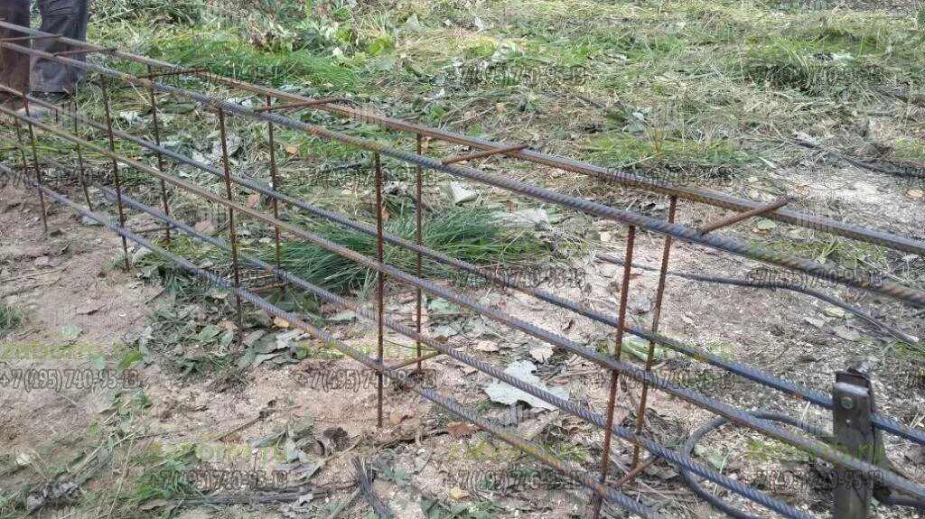 Арматура для фундамента забора какая. Армирование ленты забора схема. Схема арматурного каркаса для фундамента. Армирование ленты забора схема. Арматура под фундамент забора.