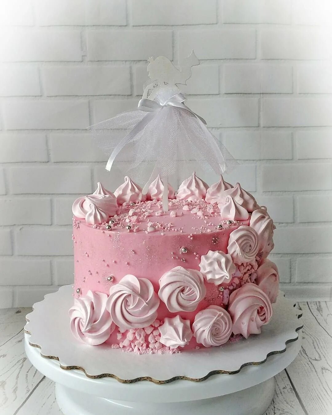 Красивый торт на рождения девочки. Нежный торт на выписку девочки. Декор торта на выписку девочки. Красивый торт дочке. Нежный торт для Дочки.