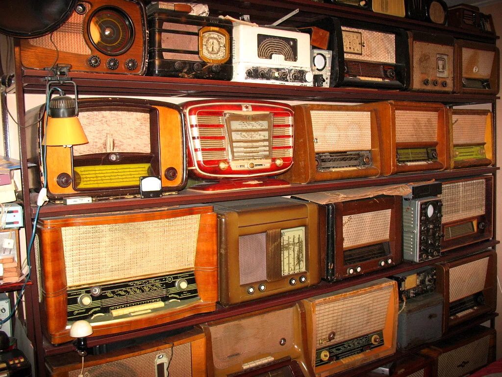 Радиоприемник старый советский. Ретро радиостанция. Много радио. Современные радиоприемники. Радио.
