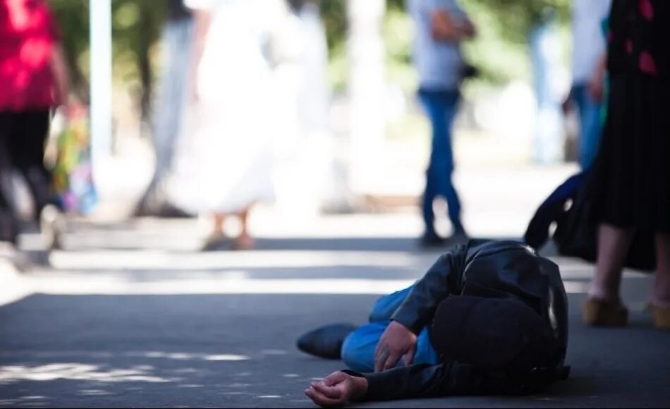 Типичный русский город. Сильный дождь в городе. Штормовое предупреждение. На улице очень плохо. Дороги российской глубинки.