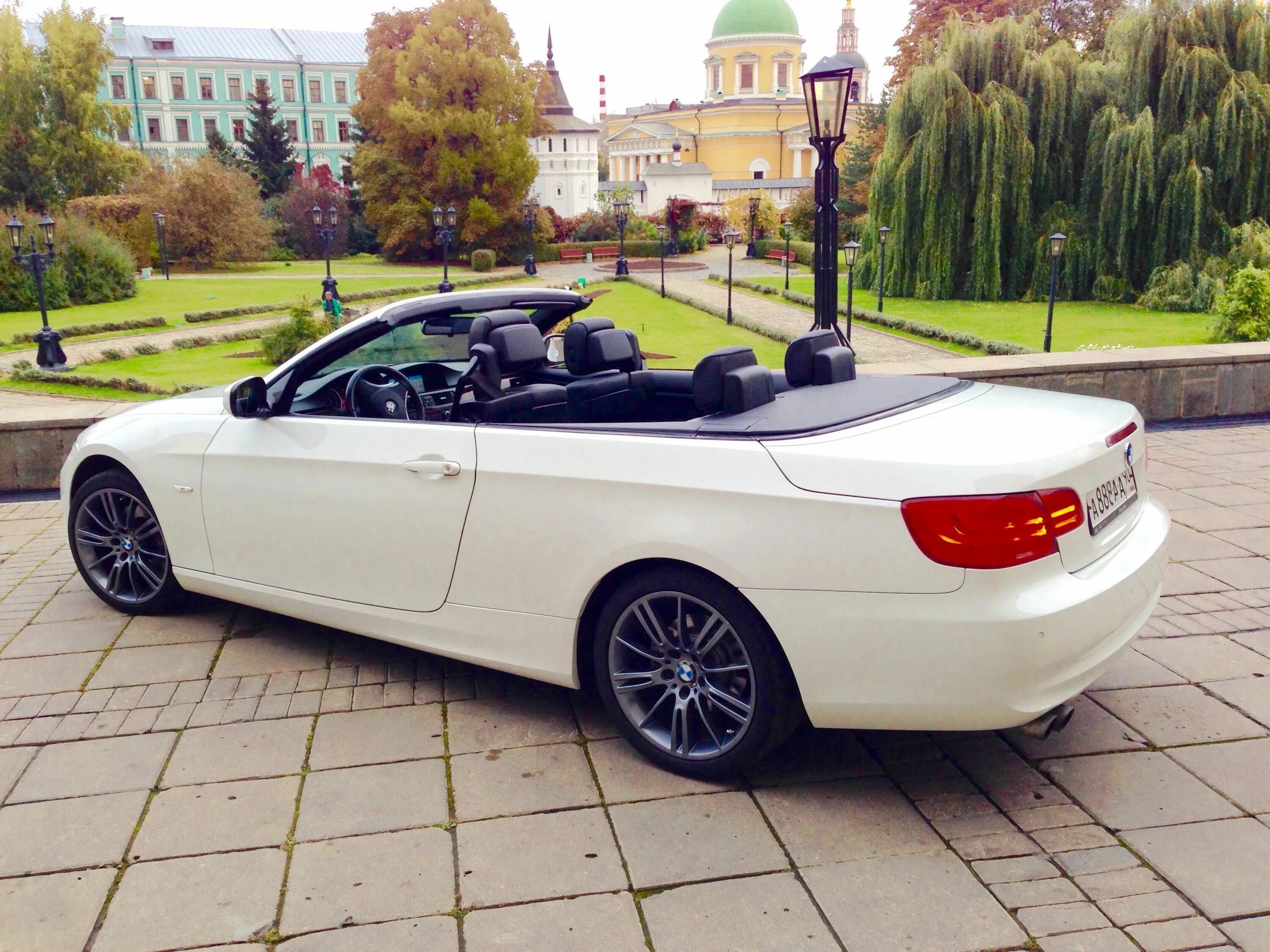 Бмв без водителя. BMW 3 кабриолет. БМВ 3 Cabriolet. Белый кабриолет БМВ 3. БМВ 3 кабриолет 2022.