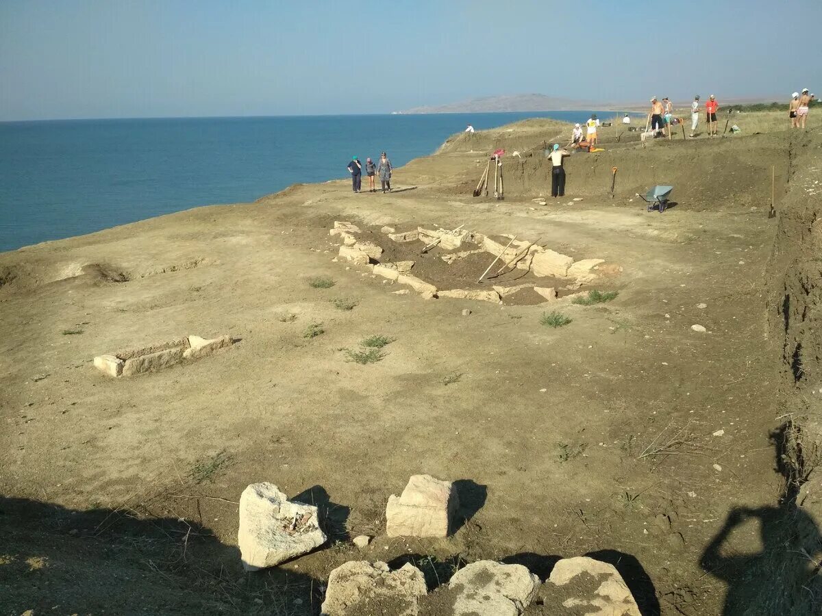 Археологические раскопки. Археолог. Раскопки на море. Фонд археология. Некрополь кыз аул в крыму.