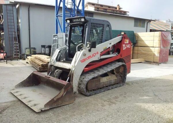 140 tl. Мини погрузчик Takeuchi TL 150. Takeuchi TL 140. Погрузчик Takeuchi tl140. Такеучи мини погрузчик гусеничный.