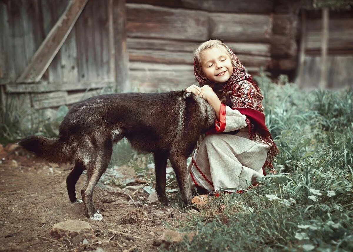 Девочка жили в деревне. Собака в деревне. Фотосессия собаки в деревне. Деревенский пес. Деревенский щенок.