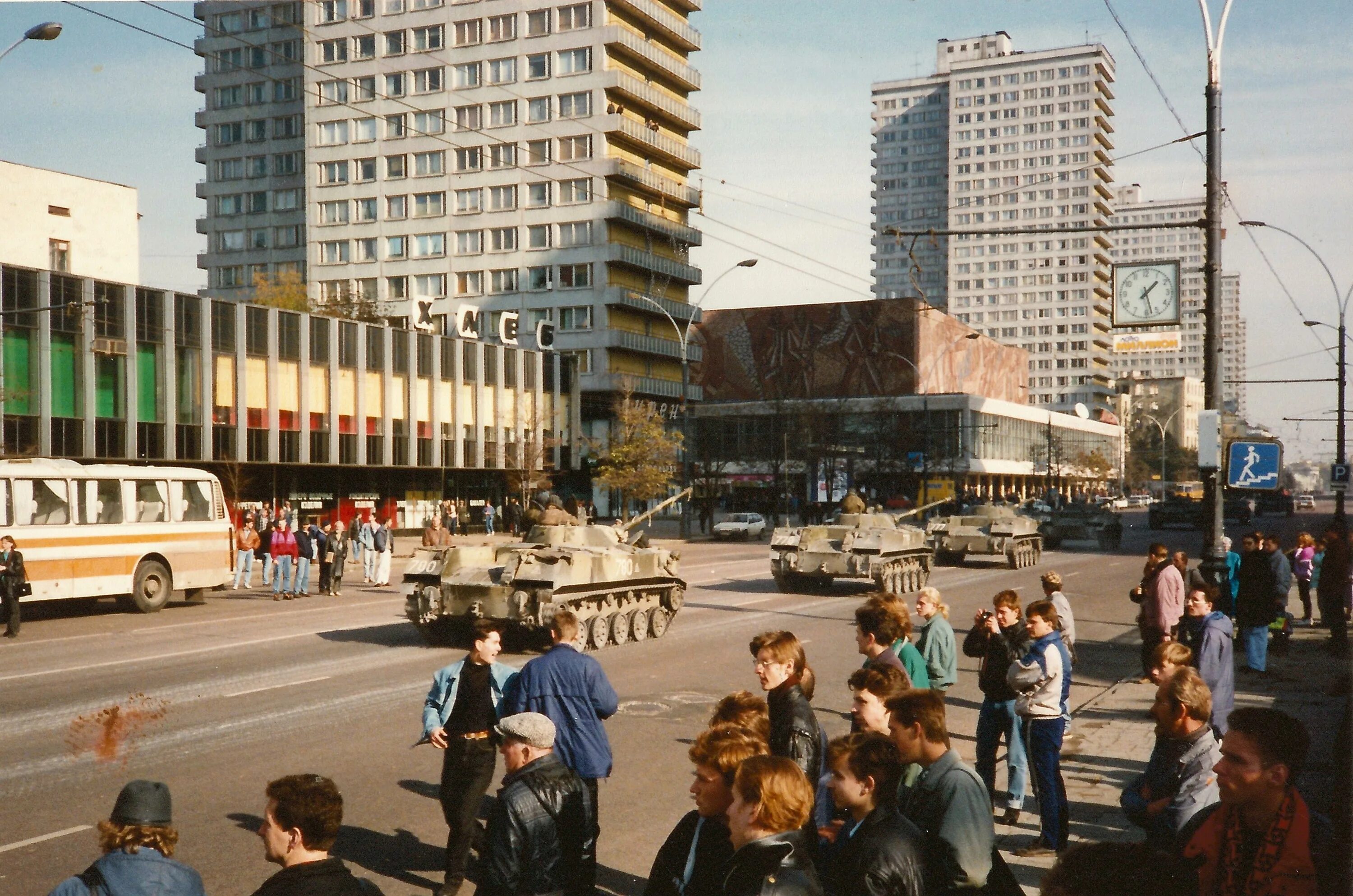 Новый Арбат в 90-е. Новый Арбат 1990 год Москва. Москва в 90-е годы. Новый Арбат 1993.