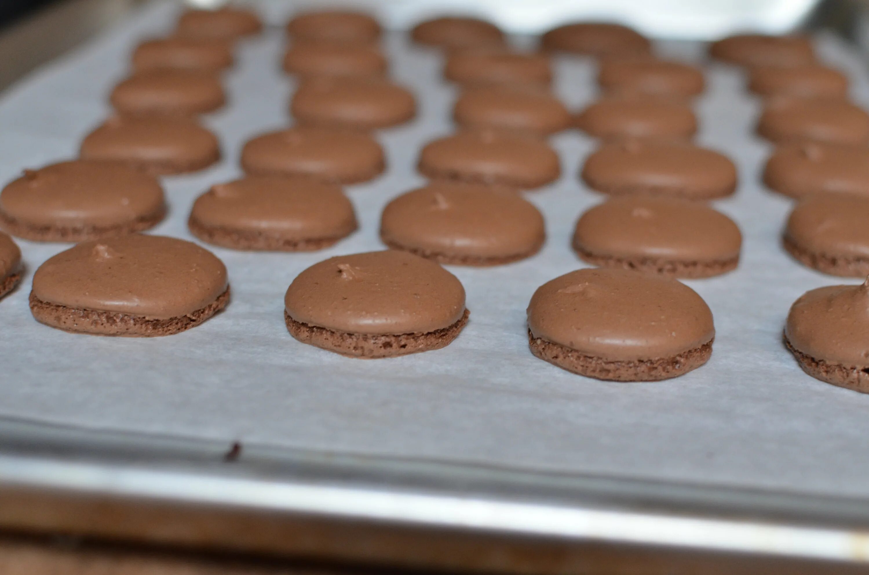 How many cookies. Макарони пирожное шоколадное. Пирожное макаронс шоколадные. Макаронс приготовление. Итальянские пирожные макаронс.