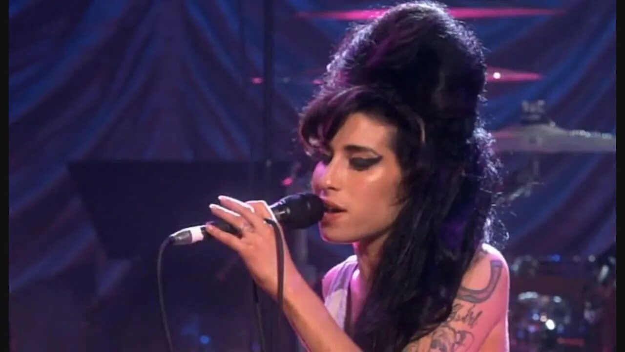 Певица соул. Дом эми уайнхаус. Эми ван хаус. Amy winehouse brit awards. Amy winehouse valerie.