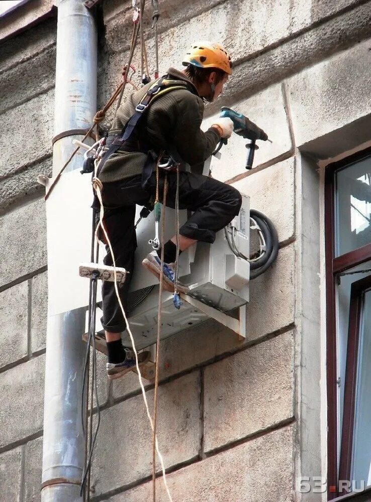 Альпинист высотник. Демонтаж фасадной плитки. Монтажник навесных фасадов. Демонтаж фасада здания. Демонтаж фасада здания.