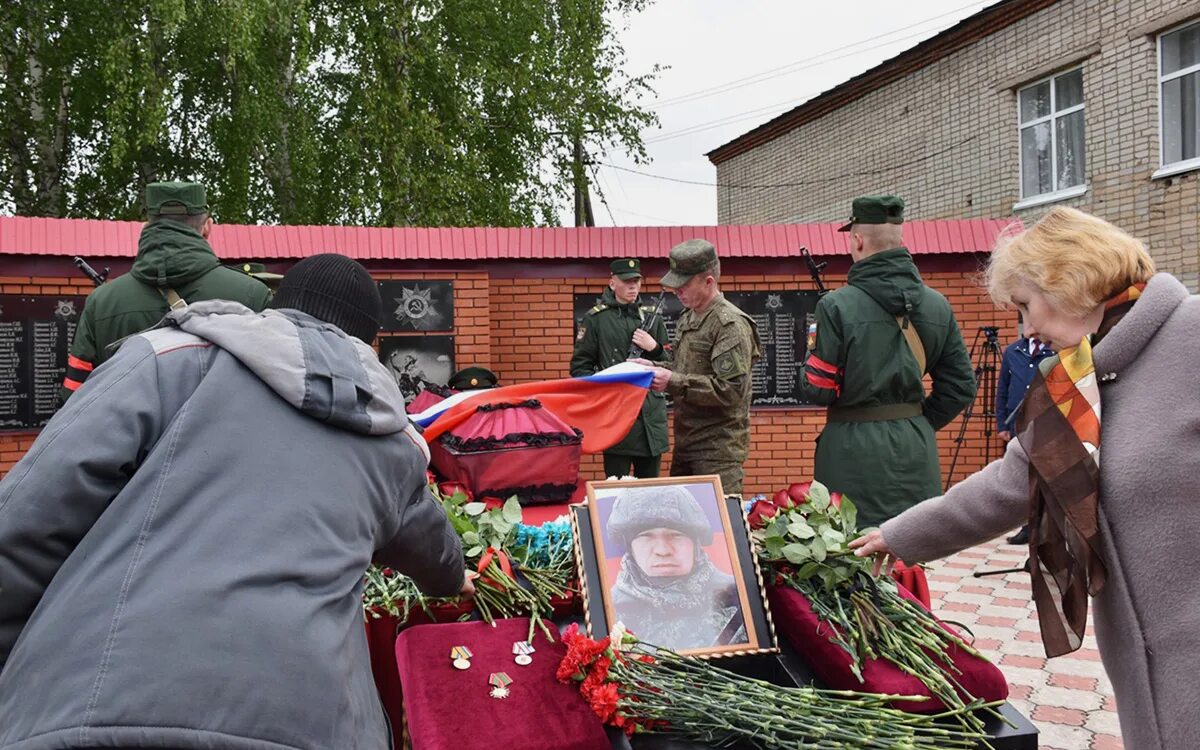 Похороны военнослужащего. Погребение военнослужащих. Похороны солдат погибших в Украине. Могилы участников спецоперации.