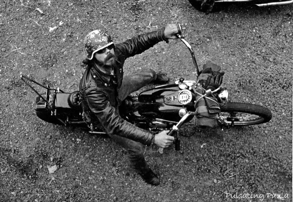 Bike of hell. Харли Дэвидсон 90х. Байкеры 70х СССР. Харлей чоппер 80х. Мотоциклисты СССР рокеры.