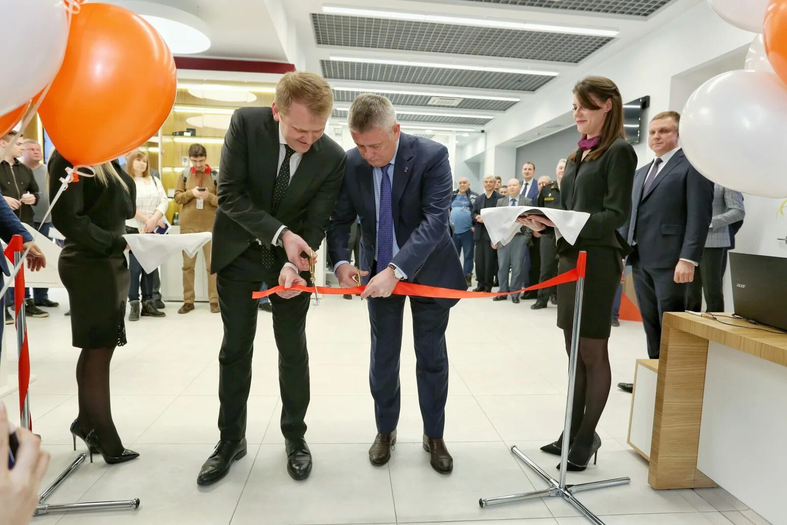 Банк открытие офис. Банк открытие. Офис внутри банка открытие. Фк открытие офис. Офис банка открытие.