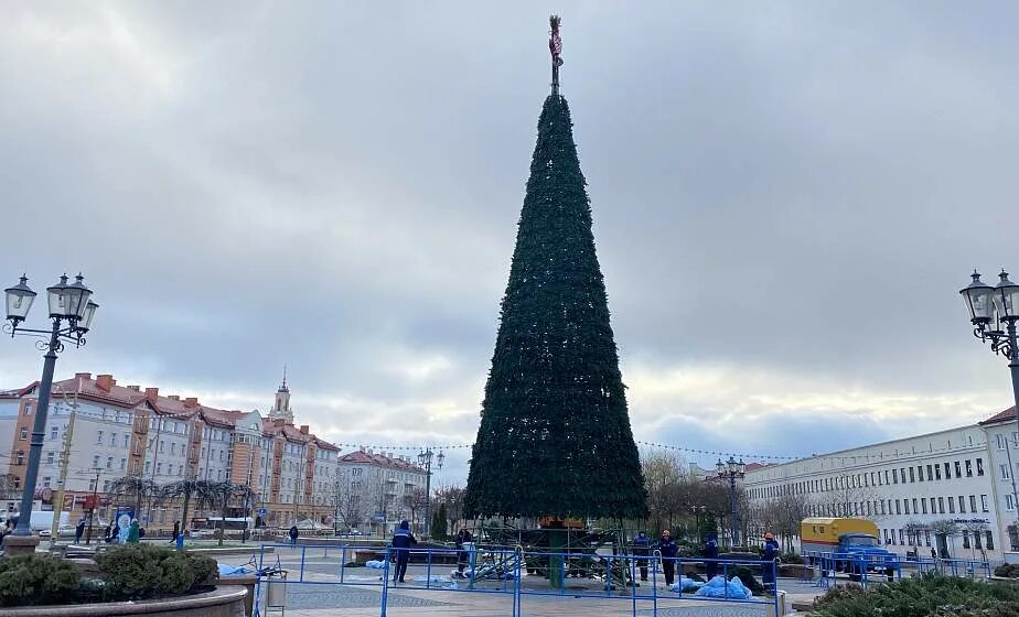Новый год центральная елка. Установили на площади в. Соборная площадь ульяновск. Елка на исаакиевской площади. Елка на площади минина 2020.