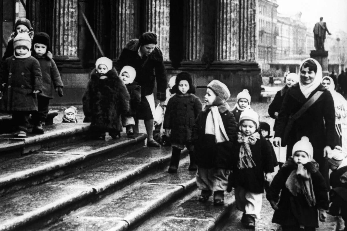 Стихи про блокадный ленинград для детей. Тети в блокаду ленинграда. Блокада ленинграда глазами детей. Мальчишки блокадного ленинграда. Дети войны.