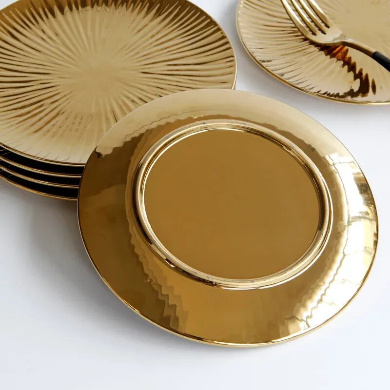Круглая тарелка керамическая. Золото с керамикой. Блюдца керамика с золотом. Жидкое золото на керамике.