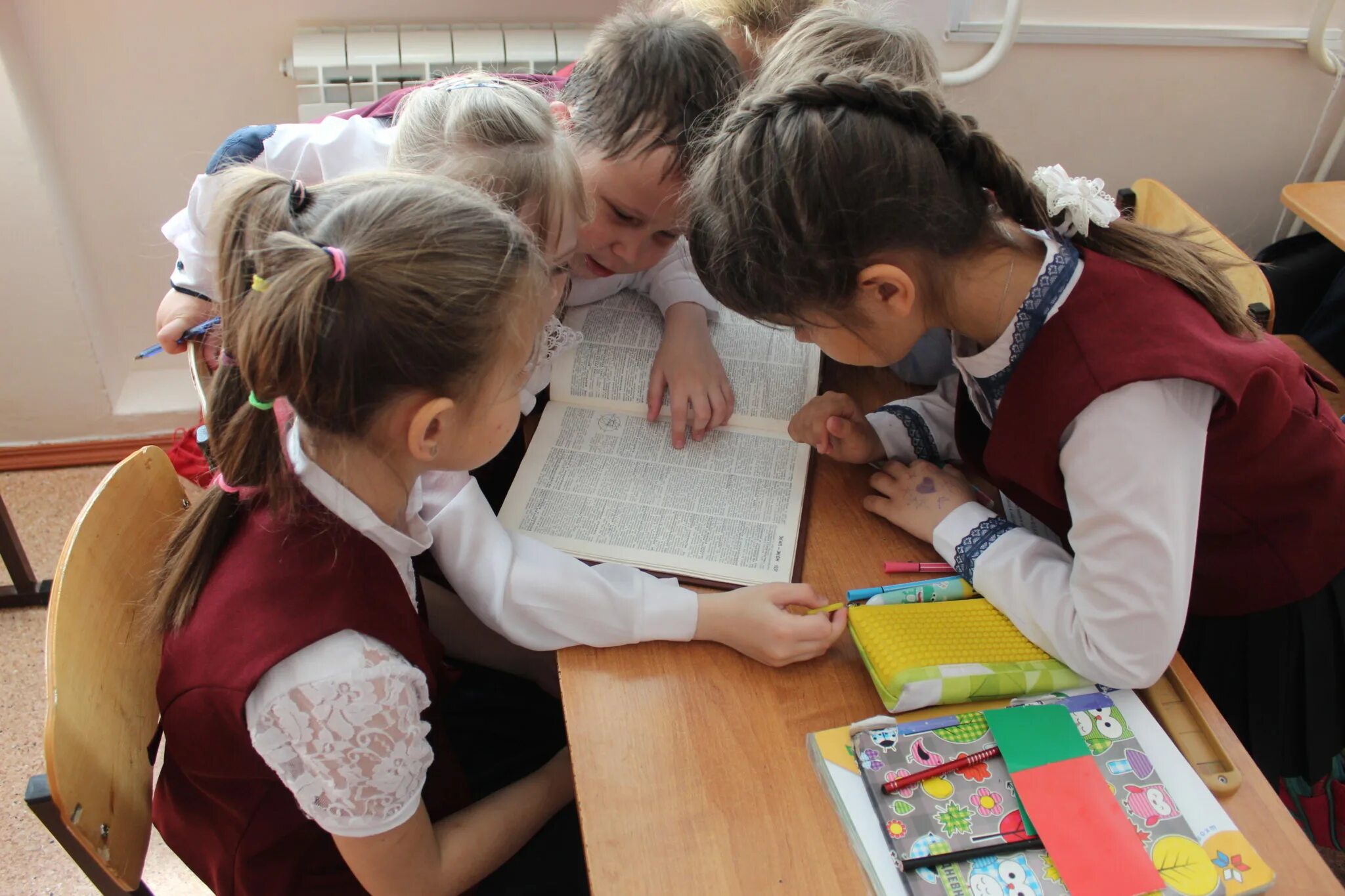 Юный урок. Младших школьников. Педагог и ученик. Младшие школьники. Педагог с детьми в школе.